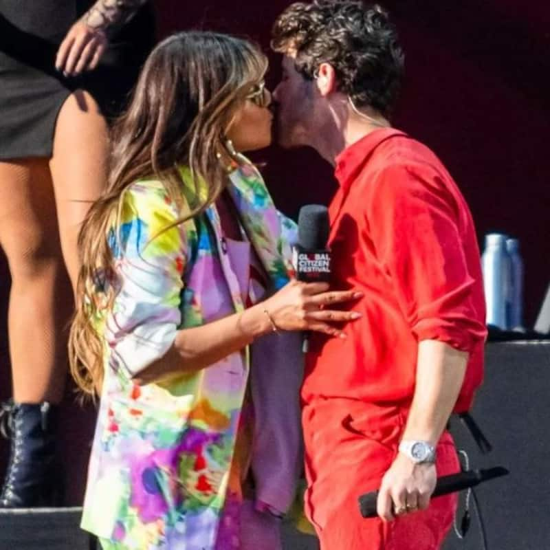 Priyanka Chopra expressed her love for Nick Jonas in a packed gathering, went on stage and kissed her husband